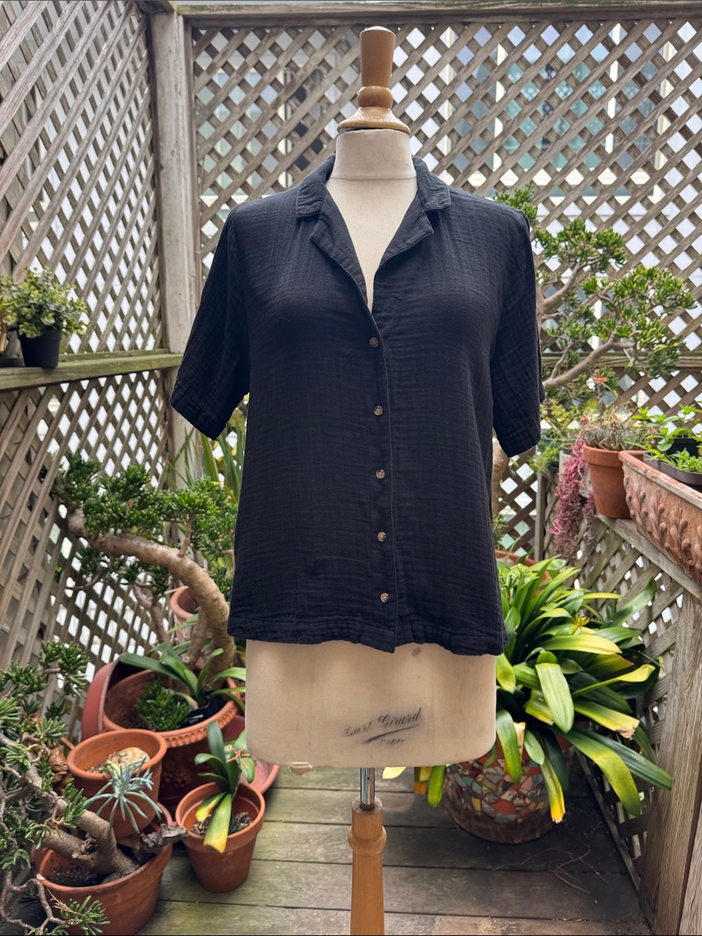 Old Navy Black Button-Down Short Sleeve Camp Shirt. Cotton Gauze.
Size Medium